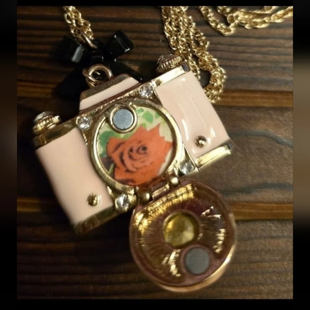 Betsey Johnson Pink Camera Pendant Necklace with Black Bow NWT! Rare! - Picture 4 of 16